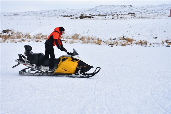 buz-tutan-cildir-golunde-kar-motorlariyla-gezinti-imkani-(6).jpg