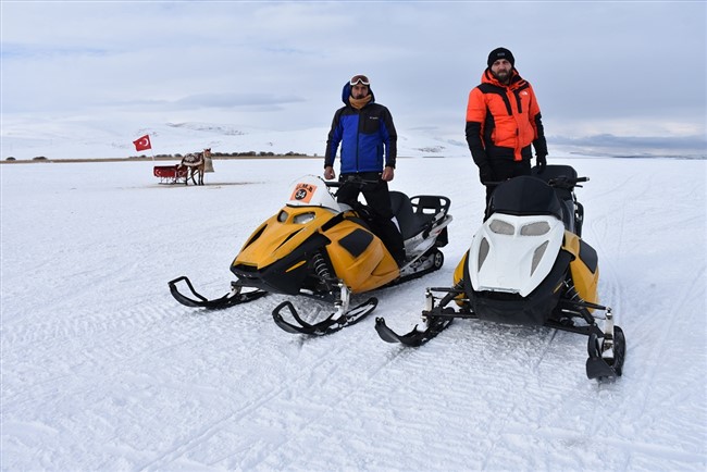 buz-tutan-cildir-golunde-kar-motorlariyla-gezinti-imkani-(7).jpg