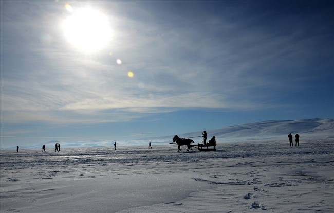 buz-tutan-cildir-golune-turist-ilgisi-(10).jpg