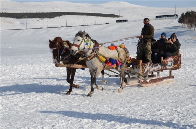 buz-tutan-cildir-golune-turist-ilgisi-(11).jpg