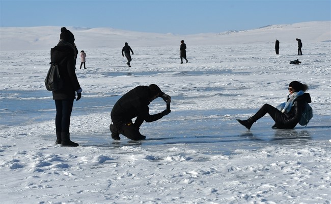buz-tutan-cildir-golune-turist-ilgisi-(2).jpg