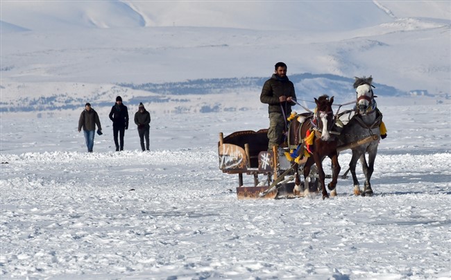 buz-tutan-cildir-golune-turist-ilgisi-(3).jpg