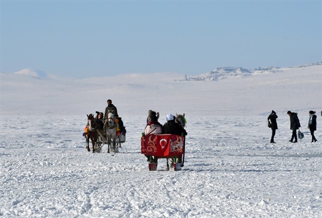 buz-tutan-cildir-golune-turist-ilgisi-(6).jpg