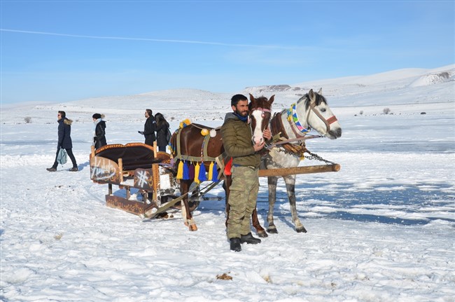 buz-tutan-cildir-golune-turist-ilgisi-(9).jpg