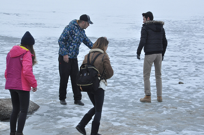 buzlari-cozulen-cildir-golunde-aldiris-etmeden-uzerine-cikip-halay-cektiler-(2).jpg