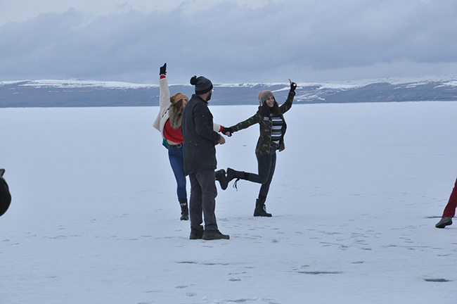 buzlari-cozulen-cildir-golunde-aldiris-etmeden-uzerine-cikip-halay-cektiler-(4).jpg