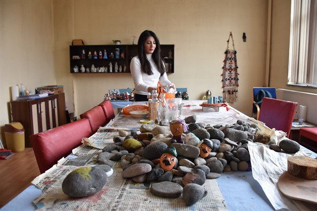 cakil-taslarini-hunerli-ellerinde-sanat-eserine-donusturuyor-(11).jpg