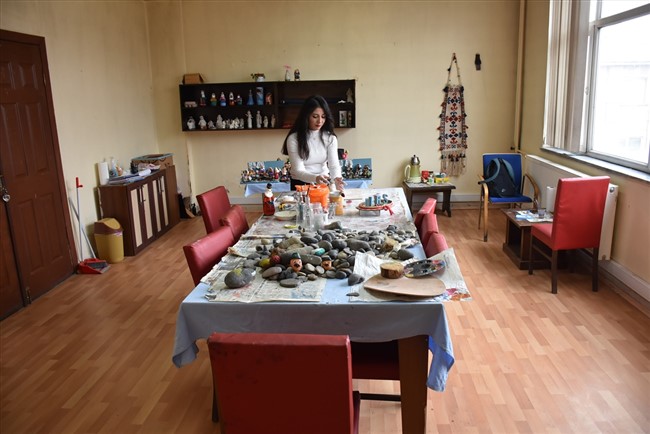 cakil-taslarini-hunerli-ellerinde-sanat-eserine-donusturuyor-(14).jpg