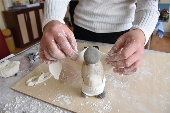 cakil-taslarini-hunerli-ellerinde-sanat-eserine-donusturuyor-(15).jpg