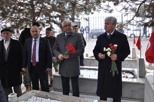 canakkale-sehitleri-102.-yildonumunde-kars’ta-anildi-(4).jpg