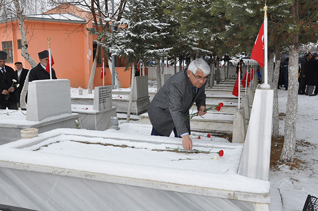 canakkale-sehitleri-102.-yildonumunde-kars’ta-anildi-(8).jpg