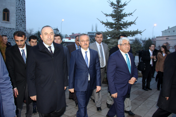 cavusoglu-harakani-turbesini-ziyaret-etti!-(1).jpg