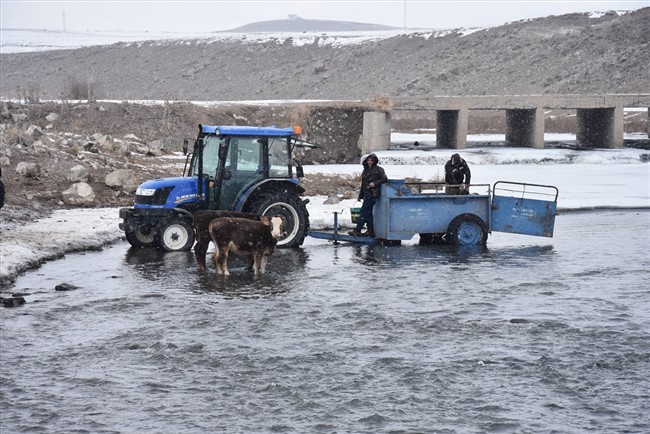 cetin-kista-traktorle-su-tasiyarak-hayvanlarinin-ihtiyacini-karsiliyorlar-(10).jpg