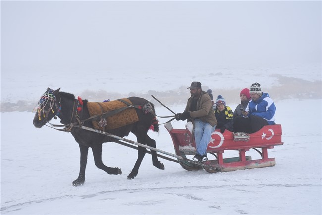 cildir-golunde-atli-kizak-keyfi-basladi-(2).jpg