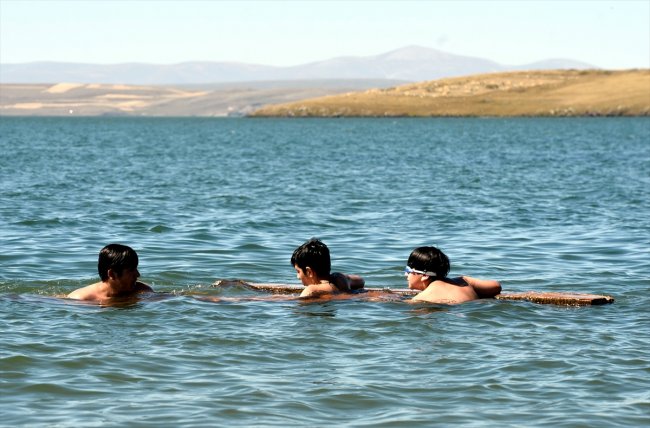 cildir-golunde-kisin-atli-kizak,-yazin-da-yuzme-keyfi-(1).jpg