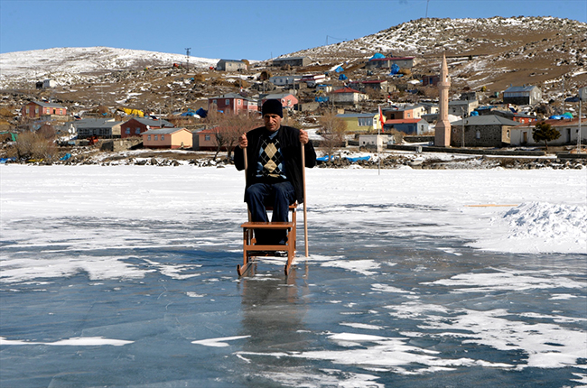 cildir-golunde-sandalyeli-buz-kizagi-ve-kar-bisikleti-keyfi-(2).jpg