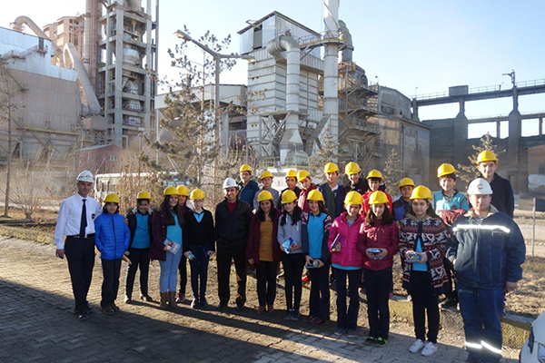 cimentas-kars-cimento-fabrikasi-kakuv-ogrencilerini-agirladi-(3).jpg