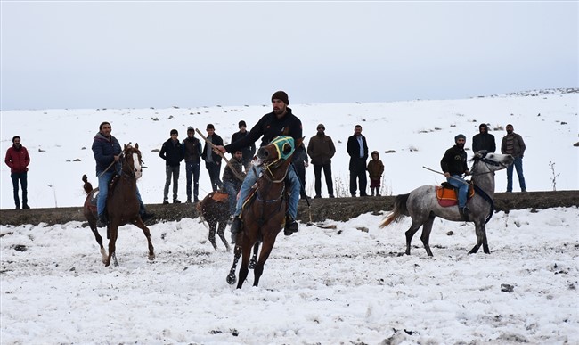 cirit-atlarinin-kar-ustundeki-dansi-basladi-(2).jpg