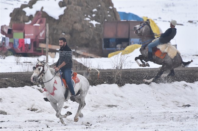 cirit-atlarinin-kar-ustundeki-dansi-basladi-(8).jpg