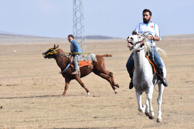 ciritciler-dostluk-maclariyla-atlarini-kisa-hazirliyor-(4).jpg