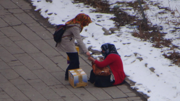 cocuklu-kadin-dilenciler-biktirdi!-(2).jpg