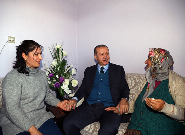 cumhurbaskani-erdogan,-basbakan-oldugu-donemde-ziyaret-ettigi-aileyi-bugun-ikinci-kez-ziyaret-etti--(1).jpg