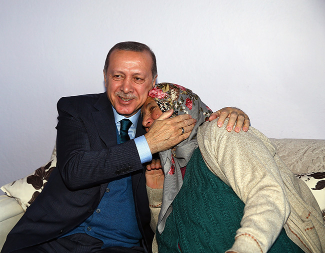 cumhurbaskani-erdogan,-basbakan-oldugu-donemde-ziyaret-ettigi-aileyi-bugun-ikinci-kez-ziyaret-etti--(3).jpg