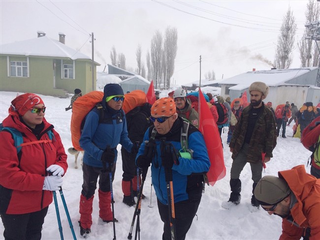 dagcilar-sehitleri-anmak-icin-allahuekber-daglarina-tirmanmaya-basladi-(6).jpg