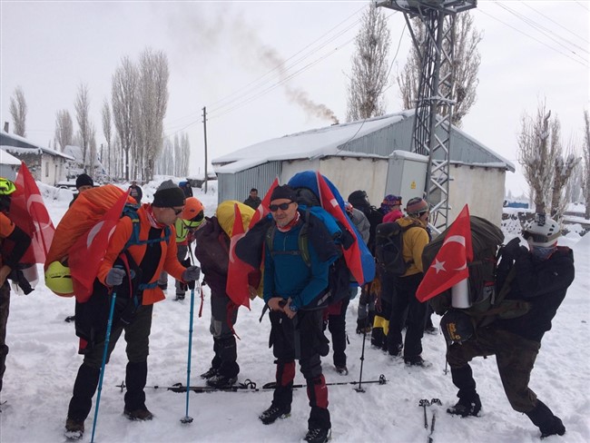 dagcilar-sehitleri-anmak-icin-allahuekber-daglarina-tirmanmaya-basladi-(7).jpg