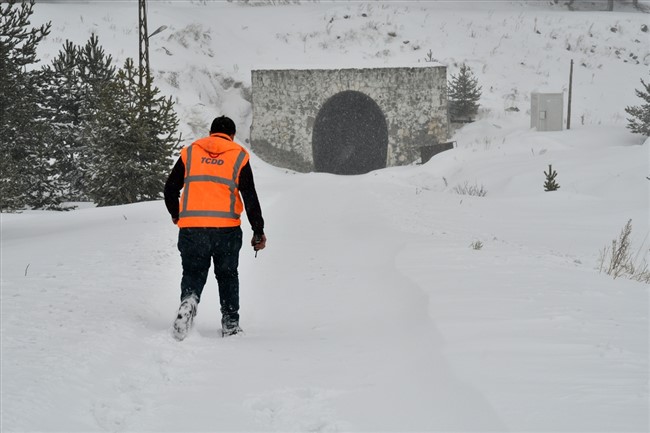 demir-yolunun-kar-savascilari-24-saat-gorev-basinda-(10).jpg