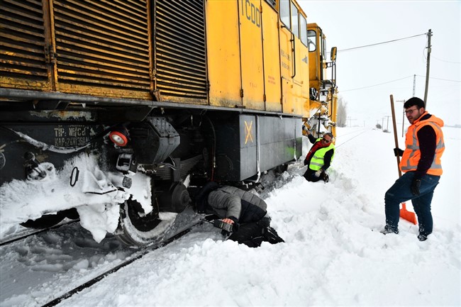 demir-yolunun-kar-savascilari-24-saat-gorev-basinda-(11).jpg
