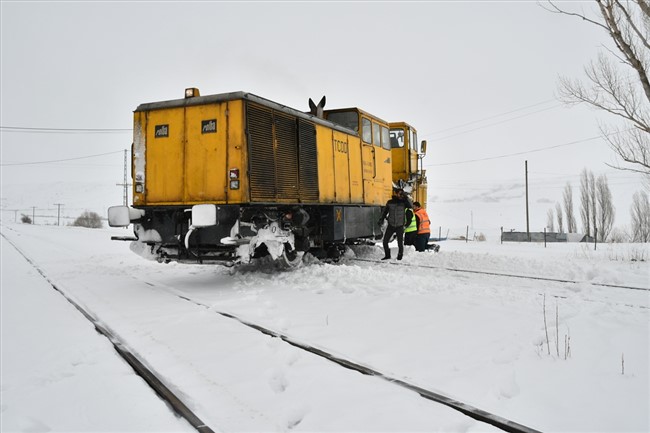 demir-yolunun-kar-savascilari-24-saat-gorev-basinda-(12).jpg