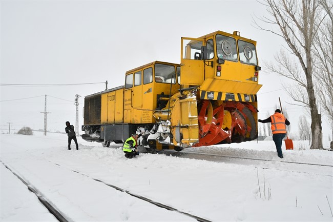 demir-yolunun-kar-savascilari-24-saat-gorev-basinda-(13).jpg
