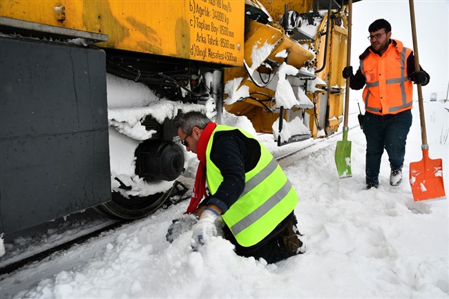 demir-yolunun-kar-savascilari-24-saat-gorev-basinda-(16).jpg