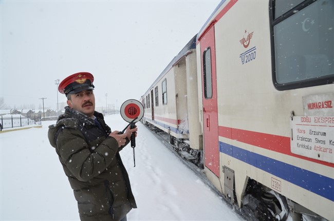 demir-yolunun-kar-savascilari-24-saat-gorev-basinda-(24).jpg