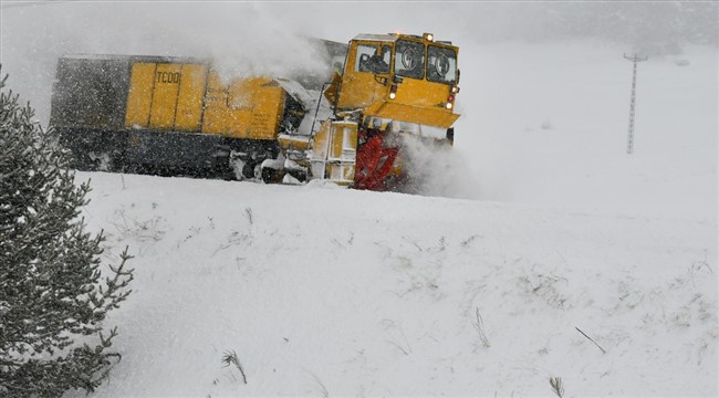 demir-yolunun-kar-savascilari-24-saat-gorev-basinda-(3).jpg
