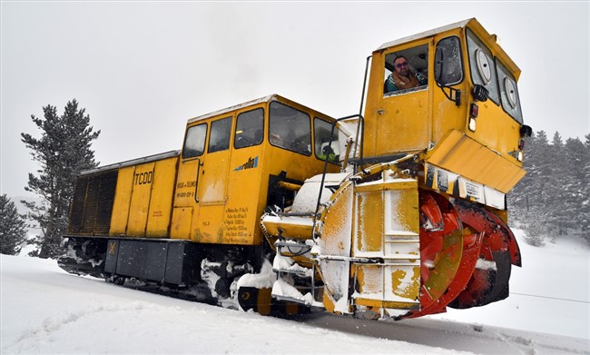 demir-yolunun-kar-savascilari-24-saat-gorev-basinda-(6).jpg