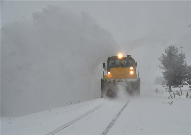 demir-yolunun-kar-savascilari-24-saat-gorev-basinda-(9).jpg
