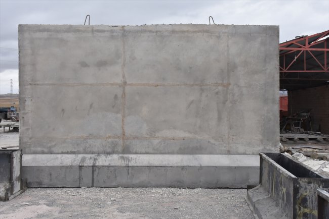 depremden-etkilenen-is-insani-insaatlardaki-duvarlarda-kullanilacak-hazir-beton-uretti-(11).jpg