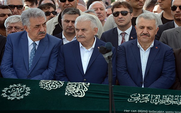 devlet-erkani-bakan-aslan’in-kardesinin-cenazesinde-bir-araya-geldi-(1)-001.jpg