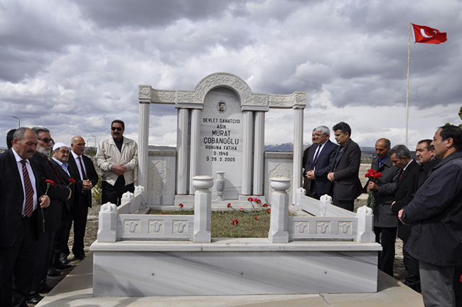 devlet-sanatcisi-murat-cobanoglu-mezari-basinda-anildi-(2).jpg