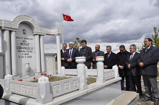devlet-sanatcisi-murat-cobanoglu-mezari-basinda-anildi-(3).jpg