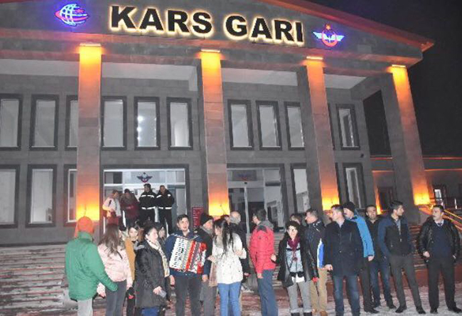 dogu-ekspresi-yolculari-kars’ta-karanfille-karsilandi-(2).jpg