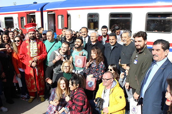 dogu-ekspresi-yolcularina-mehterli-karsilama--(4).jpg