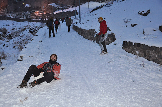 dogu-ekspresiyle-geldiler,-kars-kalesi’nin-eteklerinde-kaydilar--(1).jpg