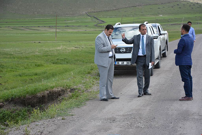 dolu,-asfalt-oncesi-arpacay-koy-yollarini-inceledi-(1).jpg