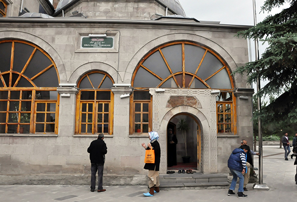 ebul-hasan-harkani-turbesi-ramazanda-ziyaretci-akinina-ugruyor-(4).jpg