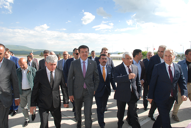 ekonomi-bakani-nihat-zeybekci-kars’ta-(2).jpg