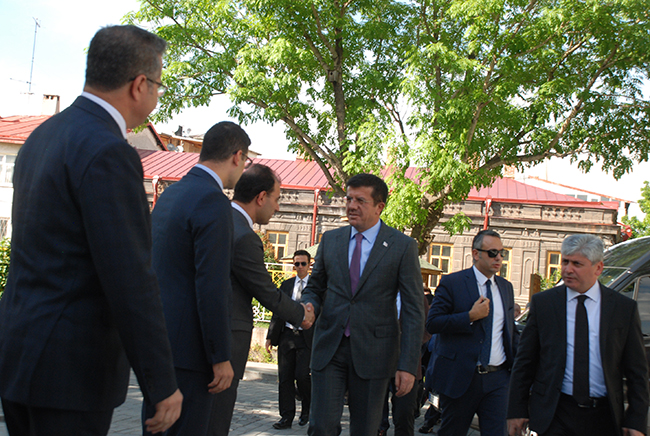 ekonomi-bakani-nihat-zeybekci-kars’ta-(4).jpg