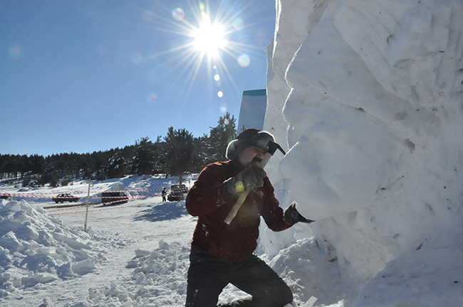 eksi-25-derecede-90-bin-askeri-temsilen-kardan-heykel-yapiyorlar-(2).jpg